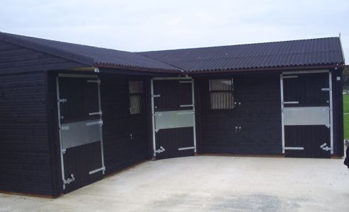Protek Ebony Wood Treatment creates a striking look on this three stable unit with a black Onduline roof. All Warwick Buildings Customers recieve a 20% Discount Voucher for Protek Wood Care products in their After Care Pack